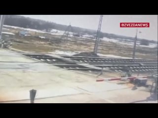 Видео последних секунд перед перед тем, как поезд снес рейсовый автобус и погибли все 7 человек, находящихся в автобусе