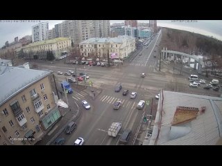 Два человека пострадали в тройном ДТП на перекрестке в центре Челябинска (720p).mp4
