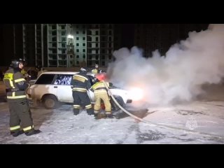 В Кургане по улице Невежина сотрудники МЧС России ликвидировали возгорание легкового автомобиля