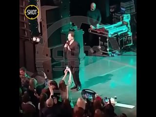 Григорий Лепс выбил телефон фанатки прямо во время концерта в Костроме