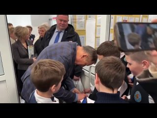 Александр Дрозденко посетил Кикеринскую школу, ребята счастливы