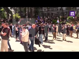 Před gruzínským parlamentem se během projednávání zákona o zahraničních agentech koná protestní shromáždění