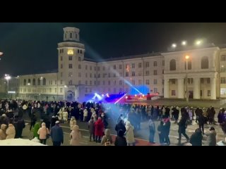 Почти полторы тысячи чебоксарцев сейчас находятся на площади Республики - здесь проходит цифровой фестиваль  РОДИНА-ГЕРОЙ