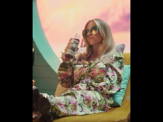 Сидни Суини в рекламном ролике напитка «Bai»