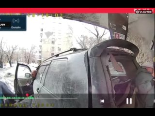 🔞 Жуткие кадры: в Новосибирске водитель внедорожника задавил бабушку, выходящую из подъезда.
