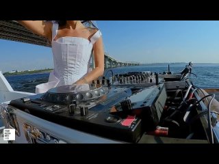 LADY WAKS: FROM RUSSIA WITH BASS 003. ST - PETERSBURG