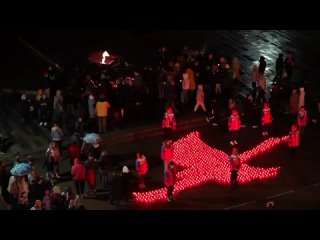 Летящего журавля составили из сотен горящих свечей волонтеры у Вечного огня в центре Сергиева Посада. Здесь почтили память погиб