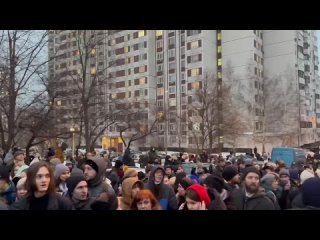 Навальнисты кричат «украинцы - хорошие люди» и «вернуть солдат домой» на митинге после похорон Навального*