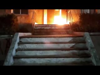 🇲🇩🇺🇦 Минувшей ночью в Кишинёве неизвестные подожгли центр помощи украинским беженцам. В сети появилось видео, на котором горит в
