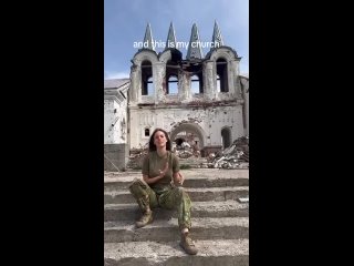 Una joven ucraniana film un video quejumbroso para la audiencia occidental