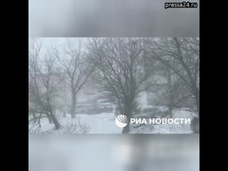 Мощный циклон принес снег и ураганный ветер на Камчатку, сообщили в региональном гидрометеоцентре.