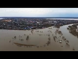 Вода в Тюменской области продолжает прибывать: кадры затопленных территорий