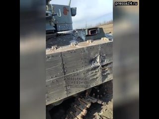 Наши бойцы осматривают подбитые Leopard 2A6 и две M2A2 Bradley в районе села Степовое на Авдеевском