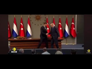 Президент Турции Эрдоган уклонился от рукопожатия с премьером Нидерландов Рютте.