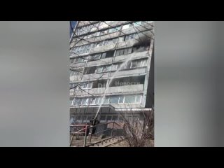 Второй день подряд в районе Первой Речки загорается балкон в многоэтажном жилом доме. Сегодня пострадала квартира в 12-этажке на