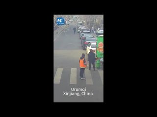 Курьер помог полиции поймать вора на улице в городе Урумчи в Синьцзяне