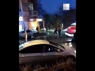 Появилось видео с места ДТП в Екатеринбурге, где легковушка сбила человека и протаранила продуктовый магазин