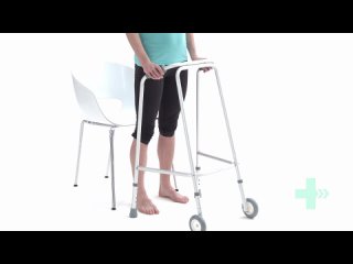 ’ADL’ Перевод из сидячего положения в стоячее, с использованием рук, с ходунками на колесиках - фокус стоя
