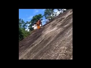 That time a monk climbed the cliff in front of tourists who climbed the same cliff with the help of