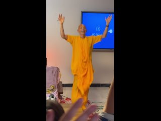 Е.С. Бхакти Вигьяна Госвами махарадж танцует. Джапа Ретрит на Говардхане