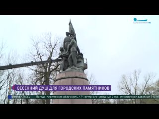 Памятники Петербурга начали мыть после зимы
