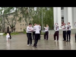 Волна патриотизма захлестнула Харцызск: школьники поразили танцевальным флешмобом!