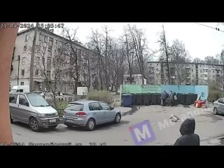 Массовый замес за просрочку у мусорных баков в Петербурге попал на видео