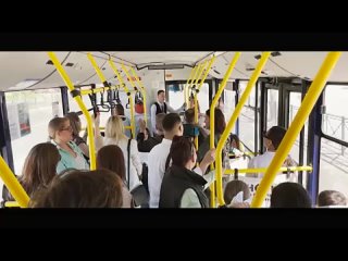 Выступление артистов Астраханской филармонии в автобусе.mp4
