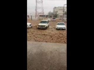 В Саудовской Аравии в городе Медины продолжается серия сильных наводнений, — СМИ.