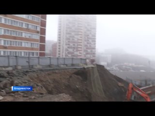 Косогор рухнул на месте строительства двух высоток во Владивостоке: что грозит застройщику?