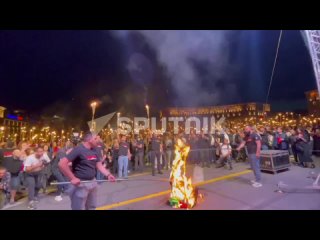 Сожжение флагов Азербайджана и Турции перед началом факельного шествия