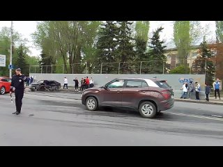 Автомобиль въехал в автобусную остановку и спровоцировал массовую аварию в центре Саратова