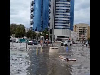 «Водичка тепленькая»

Россиянин устроил заплыв по зат?