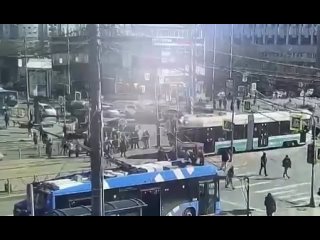 “Умный“ трамвай сбил толпу людей в Петербурге
