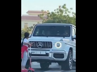 Просто Правитель Дубая едет по улицам Дубая без охраны

Жители эмирата точно узнают этот белый Гелендваген с номером “1“.