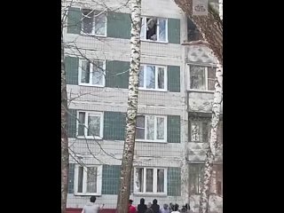 В подмосковном Дмитрове жители спасли женщину, которая находилась в горящей квартире. Они растянули под окнами плед, чтобы она с