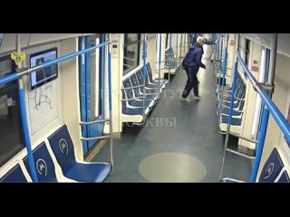 Два вандала разрисовали вагон метро в Москве