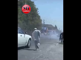 La situación en Ingushetia: un tipo decidió organizar el Drift en el camino. Detrás de él, el automovilista no esperó a que se d