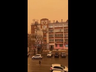 Эпичные кадры из Амурской области, где небо окрасилось в желто-оранжевые цвета из-за песочных бурь, накрывших Китай и Монголию