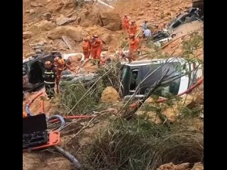 Скоростная автомагистраль обрушилась в Китае: 19 человек погибли