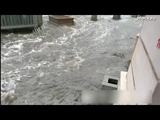 Потоп в Москве сегодня дождь затопил автомобильные дороги и улицы