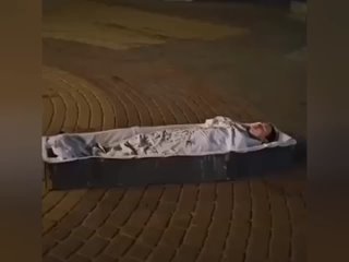 Девушка легла в гроб напротив театра в Старом Осколе