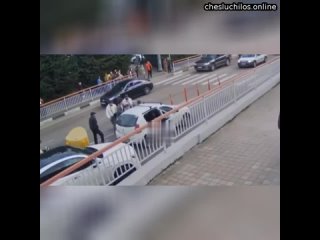 В Сочи толпа мигрантов избила водителя такси  На кадрах видно как остановился автомобиль, из которог