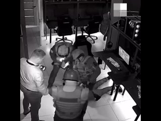 В Нижнем Тагиле полиция в сопровождении спецназа ворвалась в компьютерный клуб и задержала 20-летнего геймера (Источник:«»)
