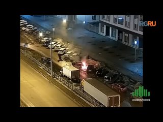 В Екатеринбурге прохожий спас девушку из полыхающей машины(480p).mp4