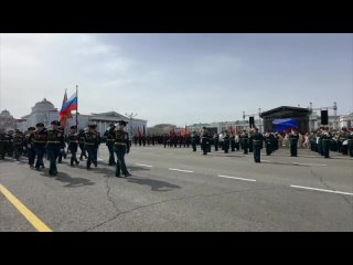 🥁 Открывает военный парад расчёт барабанщиц, задающий темп и ритм движения.