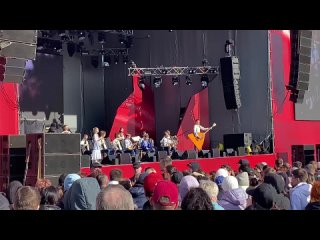 Юные музыканты выступают на концерте ко Дню Победы в Челябинске