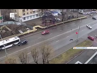В Красноярске на Высотной столкнулись две иномарки и троллейбус