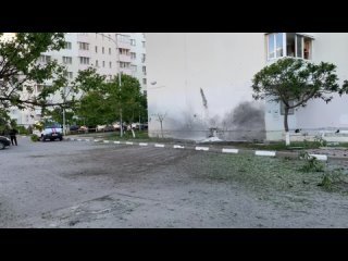 Последствия обстрела на улице Славянская. Там пострадал многоквартирный дом, повреждены автомобили
