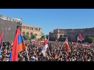 В Армении жарко - в центре Еревана собрались десятки тысяч митингующих 1